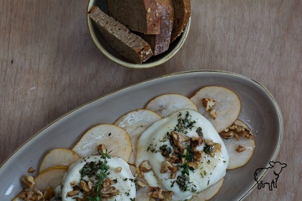 Birnen-Carpaccio mit gratiniertem Schafkäse