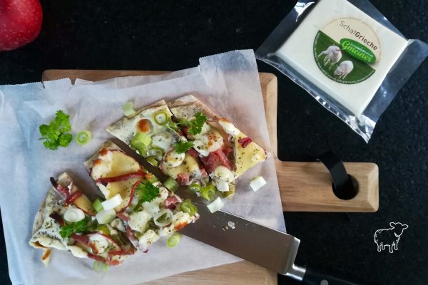Flammkuchen mit Feta und Speck