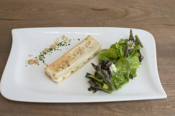 Frischkäse-Mousse zwischen Walnusshippen