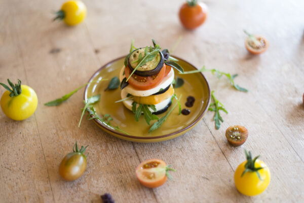 Frischkäsetürmchen mit Aubergine und Tomate
